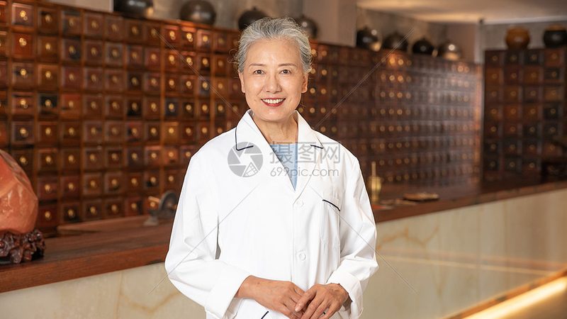 进行面部刮痧前，需要准备以下工具与介质：